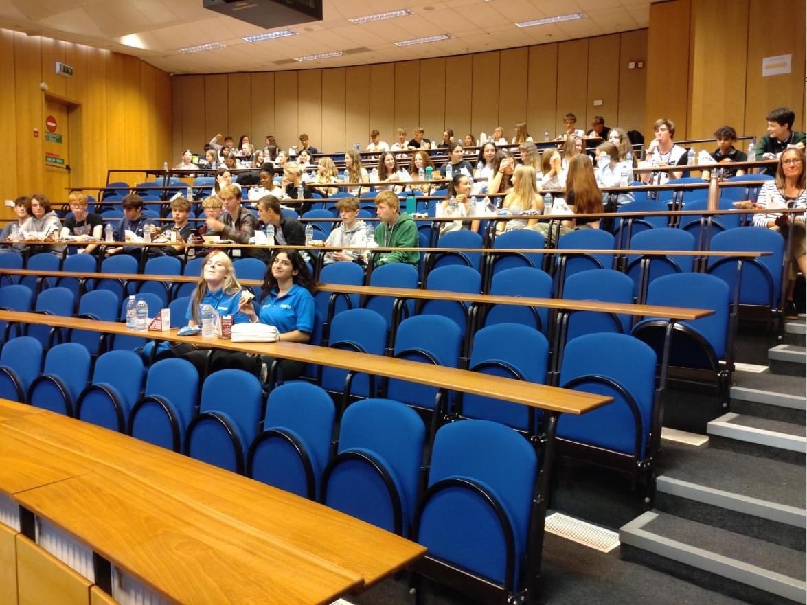 Here is our Year 13 students just enjoying some lunch after having had a morning tour of Coventry University. 

This afternoon they have been sampling lectures on psychology, criminology, art and civil engineering! 🎓⚖️🖼️🛠️

#student #studentlife #uni #warriner