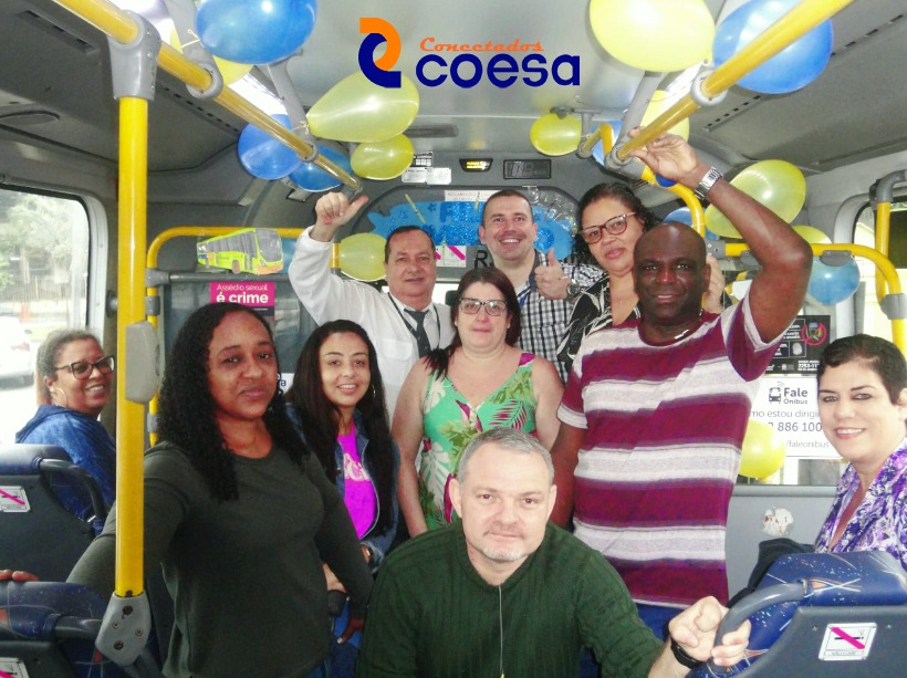 saogoncalo_RJ's tweet photo. Passageiros da linha 535 da #Coesa fazem festa de aniversário para motorista dentro do ônibus com direito a bolo e muito mais
https://t.co/ef7yovof05 https://t.co/YlYGMd2cZk