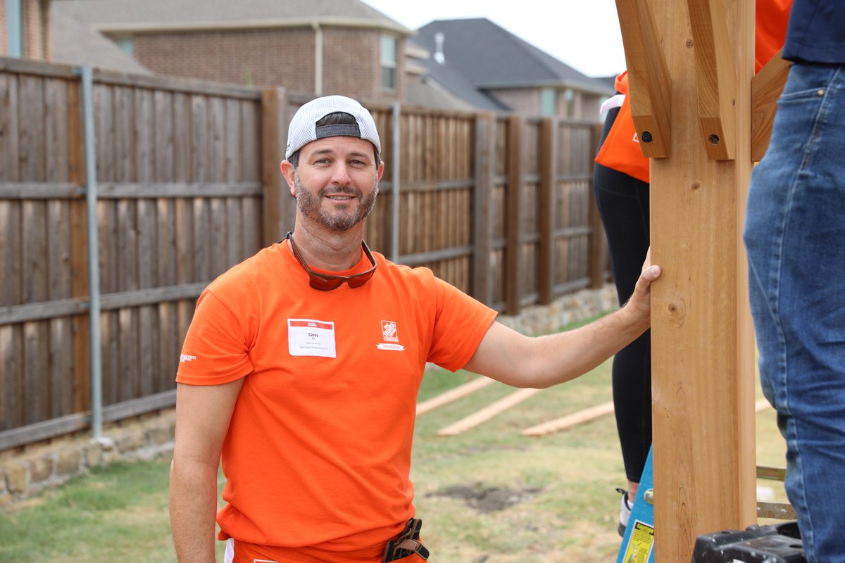 Tuesday, 400 volunteers from @HomeDepotFound and #teamdepot built structures for the garden in collaboration with @VeteransProduce and @saint_arbor to help them double the produce grown for veterans and for Veterans Point and @DallasHabitat. #rebuildingtogether