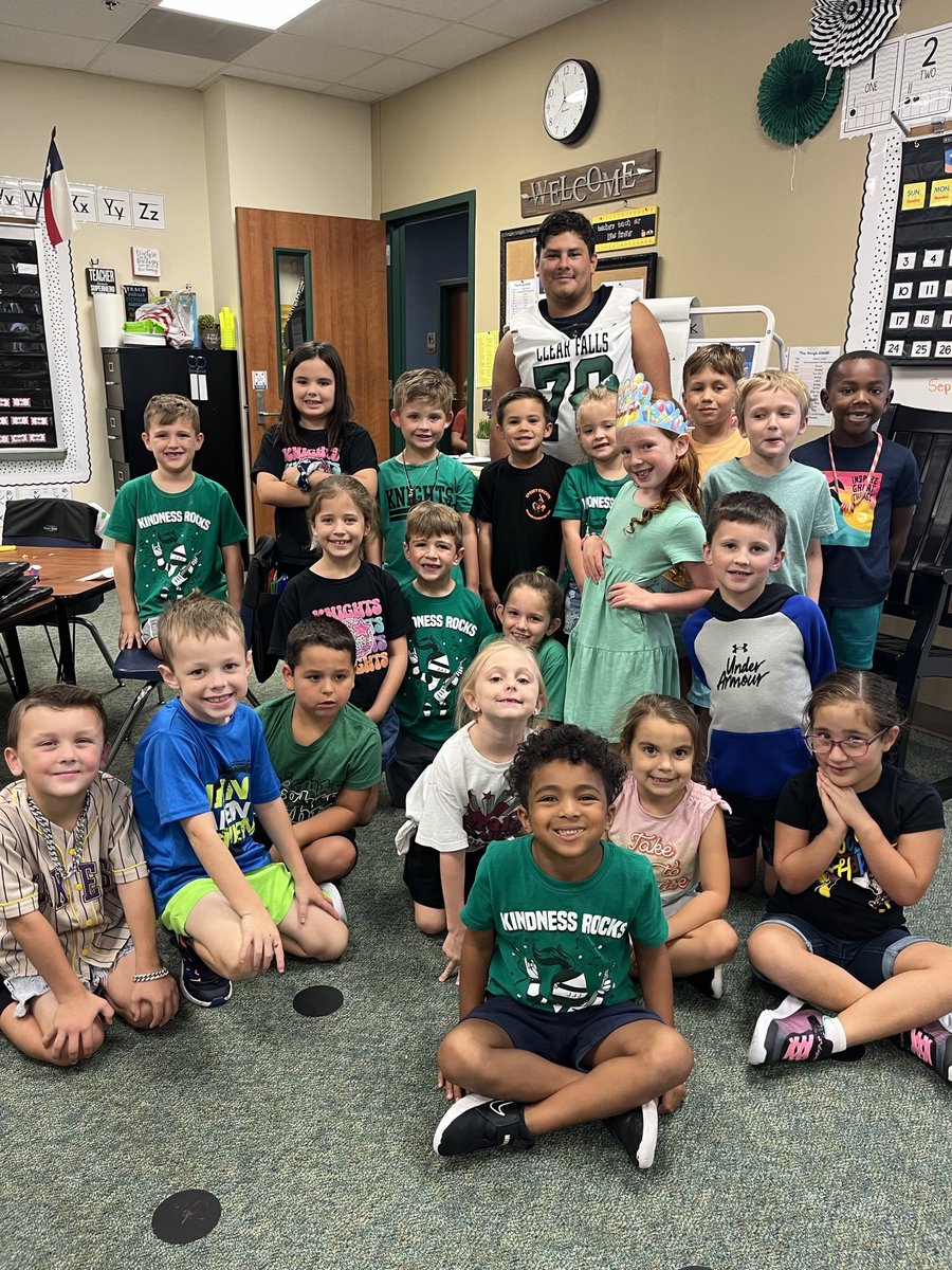ClearFallsFB's tweet photo. Some pictures from our “Football Buddies” going to work with the elementary students at @mossmanelem today!   #VillageCollaboration @CFHS_Knights https://t.co/C0D0lKoilR