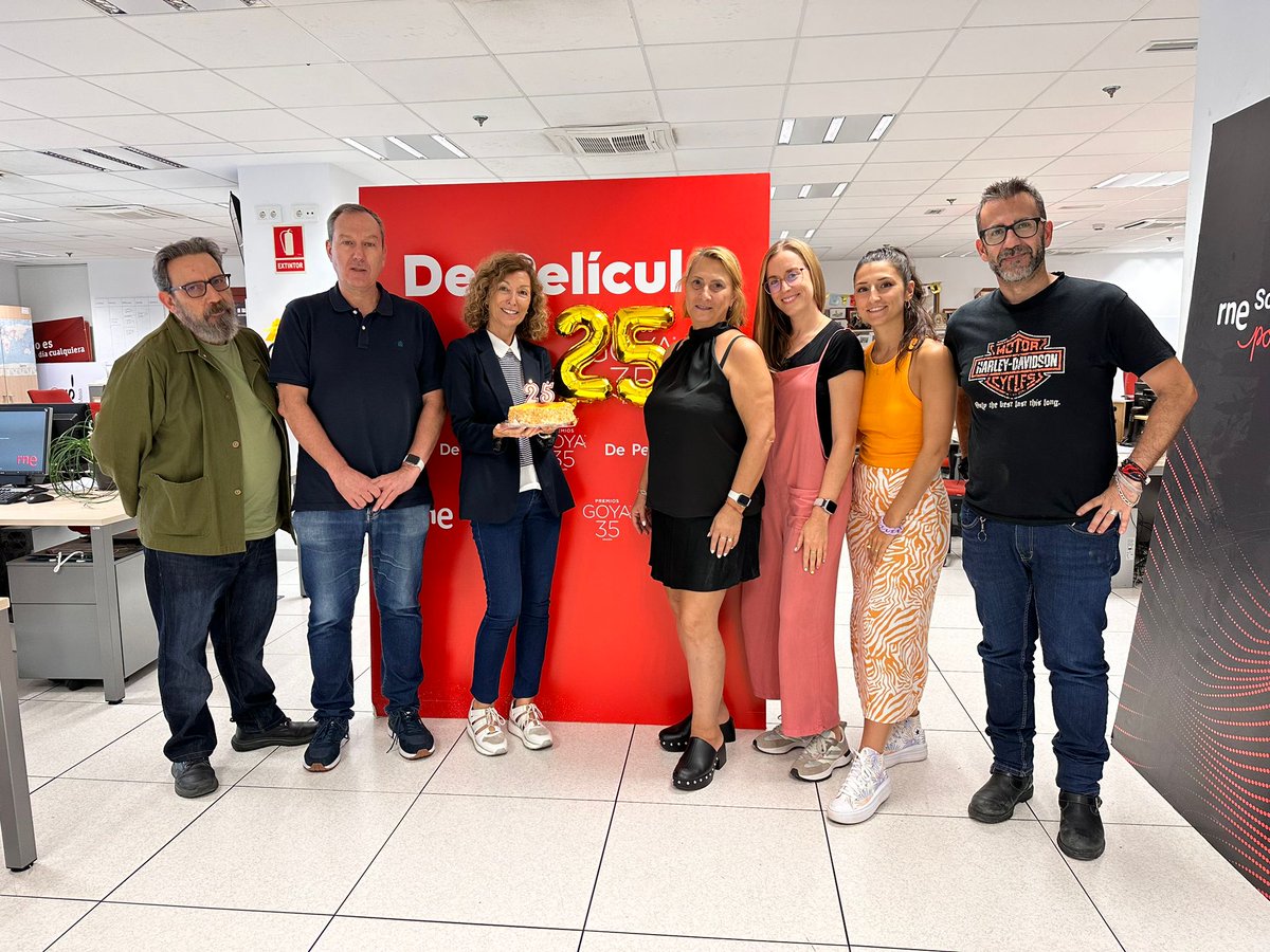 Depelicula_rne's tweet photo. En un ratito empezamos, pero de momento ya estamos celebrando nuestros #25añosdepelícula y estamos felices 🎂🥳 https://t.co/NhU70JdwqJ