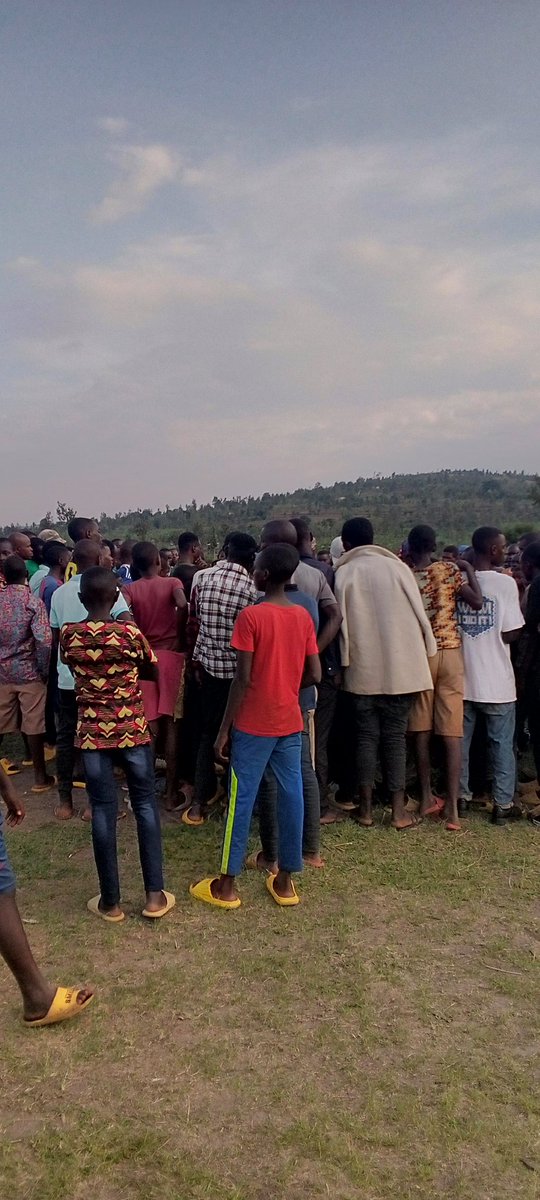 de_ndoli's tweet photo. None kuwa 15/9/2023 kukibuga cy'umupira w'amaguru cya Karambi cell @NgaramaSectorR  hakomeje imikino ihuza utugari twa Ngarama sector Karambi 1-0 Kigasha hatazwe ubutumwa kubumwe bw'Abanyarwanda,#Tunyweless,Isuku no kwirinda ubwandu bw'agakoko gatera Sida @RwandaEast @flashfmrw https://t.co/gbidjeLcyC