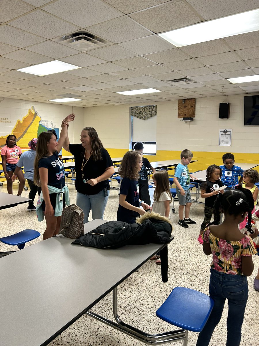 ErinYunker's tweet photo. We had a blast at our first Positive Impact Kid celebration! 🎉Students were celebrated for making an impact in their classrooms by being respectful, responsible, and safe this week. #IMPACT2Win #SPSCreatesAchievers @EFES_Proud @CoachDeversToo https://t.co/No5xBoS5X3