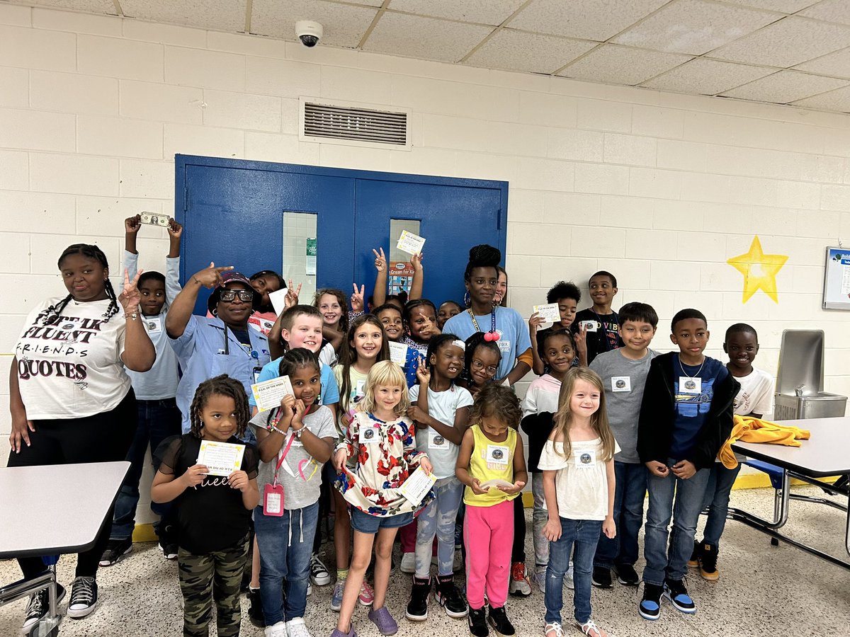ErinYunker's tweet photo. We had a blast at our first Positive Impact Kid celebration! 🎉Students were celebrated for making an impact in their classrooms by being respectful, responsible, and safe this week. #IMPACT2Win #SPSCreatesAchievers @EFES_Proud @CoachDeversToo https://t.co/No5xBoS5X3