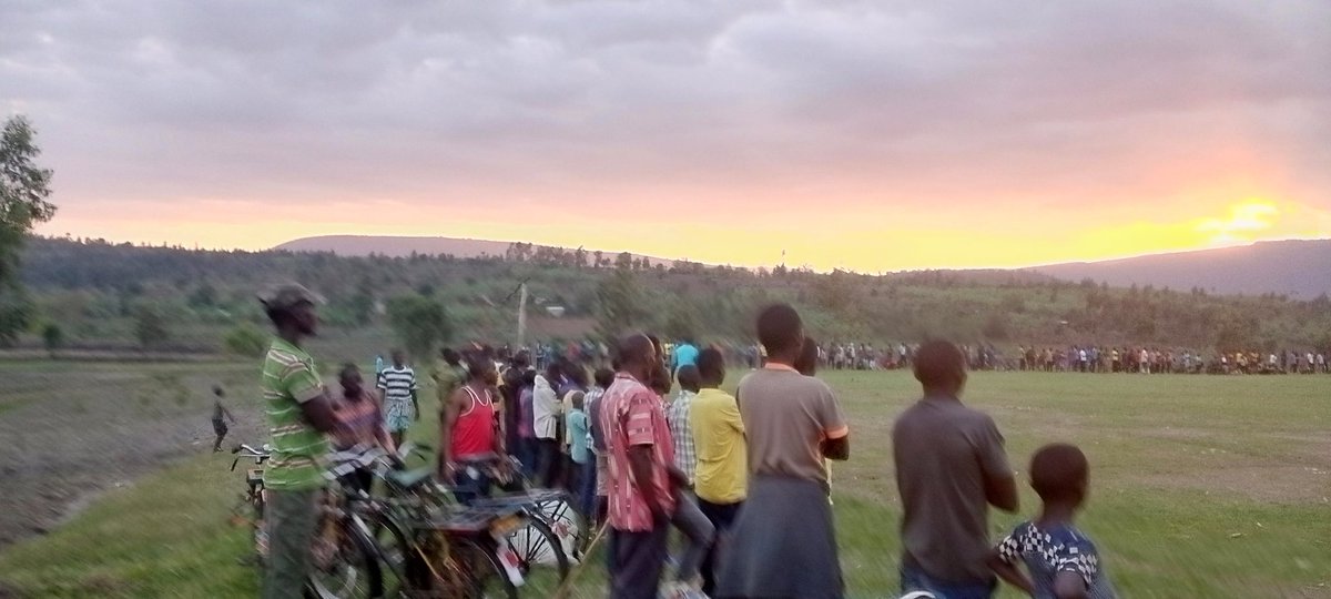 de_ndoli's tweet photo. None kuwa 15/9/2023 kukibuga cy'umupira w'amaguru cya Karambi cell @NgaramaSectorR  hakomeje imikino ihuza utugari twa Ngarama sector Karambi 1-0 Kigasha hatazwe ubutumwa kubumwe bw'Abanyarwanda,#Tunyweless,Isuku no kwirinda ubwandu bw'agakoko gatera Sida @RwandaEast @flashfmrw https://t.co/gbidjeLcyC