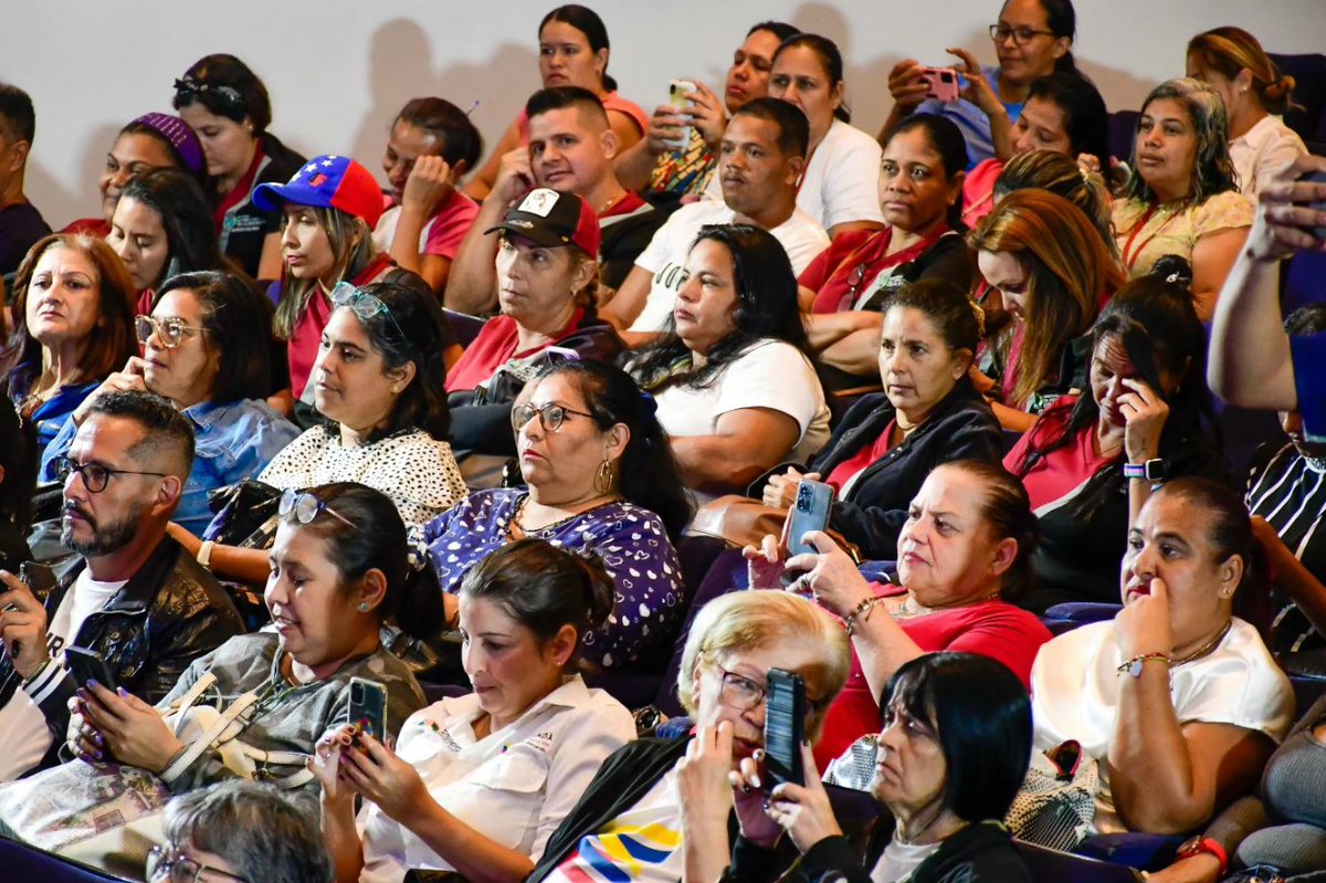 _LaAvanzadora's tweet photo. En el marco de las 3R.Nets y cumpliendo con las instrucciones del Pdte. @NicolasMaduro, acompañamos al equipo del Centro de Desarrollo de la Calidad Educativa de Miranda en el Congreso Educativo de Formación Científica, Tecnológica y Productiva para el Vivir Bien. 

@MPPEDUCACION https://t.co/lW4iT2eYpn