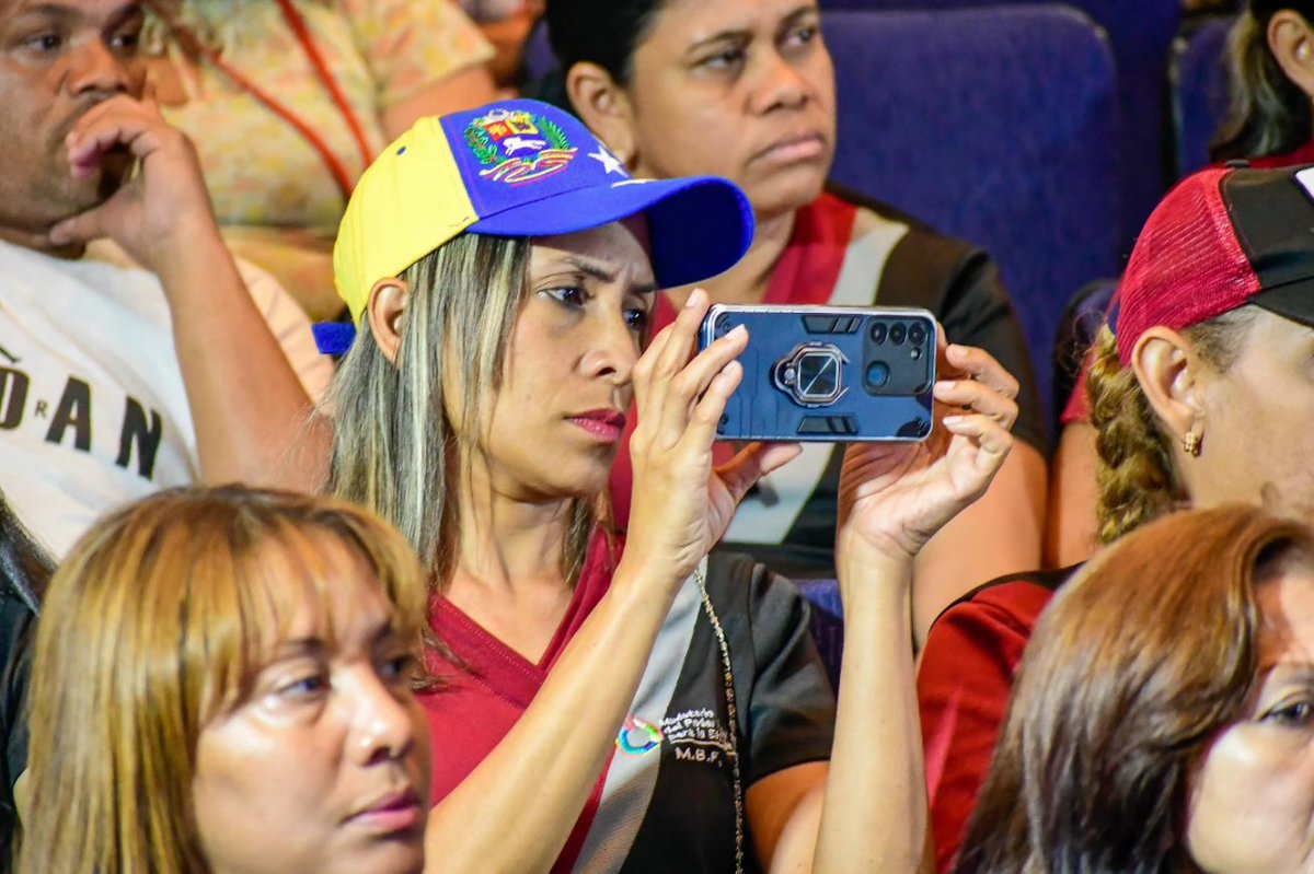 _LaAvanzadora's tweet photo. En el marco de las 3R.Nets y cumpliendo con las instrucciones del Pdte. @NicolasMaduro, acompañamos al equipo del Centro de Desarrollo de la Calidad Educativa de Miranda en el Congreso Educativo de Formación Científica, Tecnológica y Productiva para el Vivir Bien. 

@MPPEDUCACION https://t.co/lW4iT2eYpn