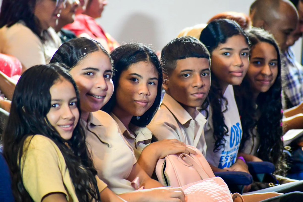 En el marco de las 3R.Nets y cumpliendo con las instrucciones del Pdte. <a href="/NicolasMaduro/">Nicolás Maduro</a>, acompañamos al equipo del Centro de Desarrollo de la Calidad Educativa de Miranda en el Congreso Educativo de Formación Científica, Tecnológica y Productiva para el Vivir Bien. 

@MPPEDUCACION