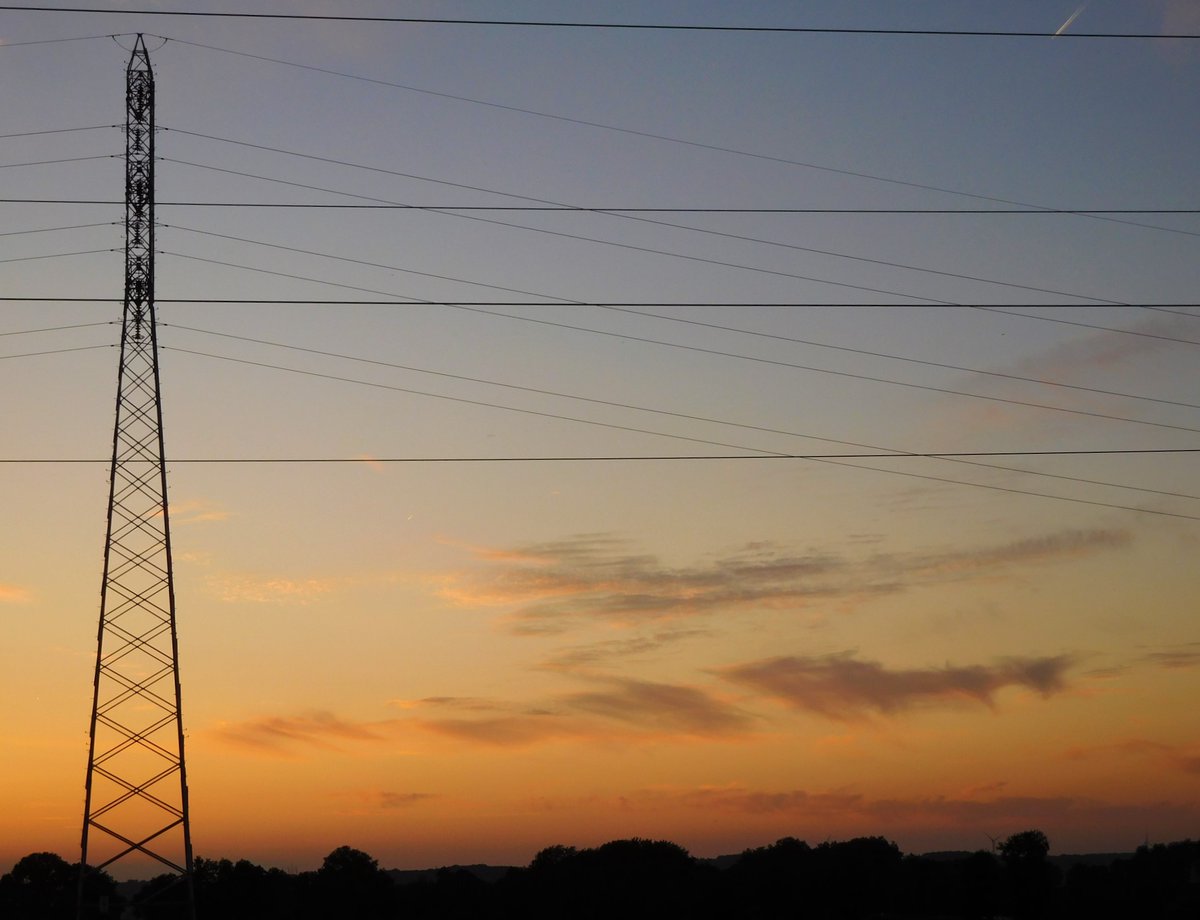 G7KVE's tweet photo. This evening's sunset sky in Visé 🇧🇪
@WessexWeather @EngineerLondon @pylonofthemonth @hoogspan
#鉄塔 #hydrotower #pylôneélectrique #torreeléctrica #pylongram #nuages #Wolken #Хмари #nubes #skyer #nuvens #nuboj #clouds https://t.co/mbwx9JVxx5