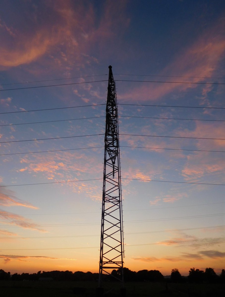 G7KVE's tweet photo. This evening's sunset sky in Visé 🇧🇪
@WessexWeather @EngineerLondon @pylonofthemonth @hoogspan
#鉄塔 #hydrotower #pylôneélectrique #torreeléctrica #pylongram #nuages #Wolken #Хмари #nubes #skyer #nuvens #nuboj #clouds https://t.co/mbwx9JVxx5