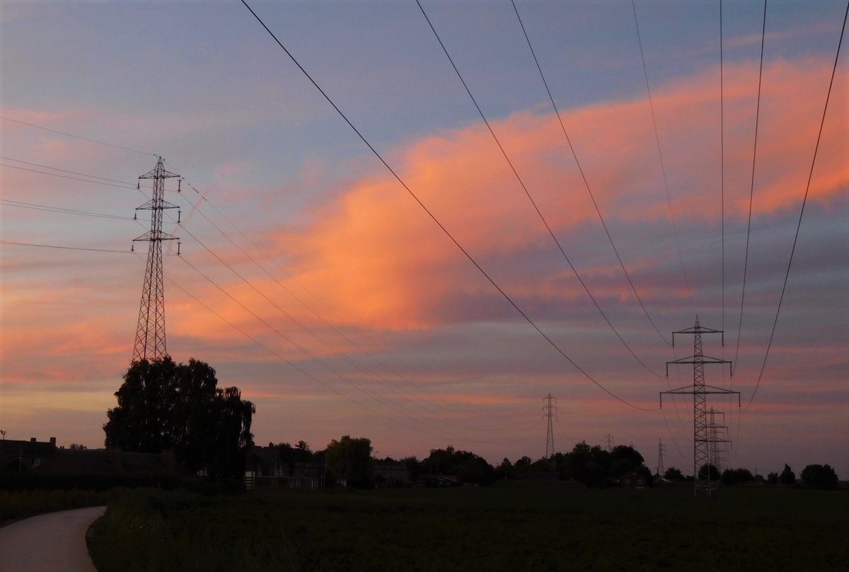 G7KVE's tweet photo. This evening's sunset sky in Visé 🇧🇪
@WessexWeather @EngineerLondon @pylonofthemonth @hoogspan
#鉄塔 #hydrotower #pylôneélectrique #torreeléctrica #pylongram #nuages #Wolken #Хмари #nubes #skyer #nuvens #nuboj #clouds https://t.co/mbwx9JVxx5