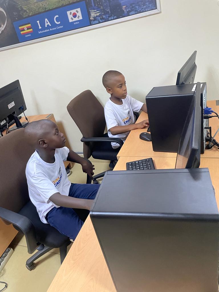 besiandrew's tweet photo. @VickyVaroh @code_academy_ug @MoICT_Ug @NITAUganda1 @CHRISBARYOMUNS1 @UICTug @TheVillageUG @azawedde @InnovationHubUg @AfricaCodeWeek @DigitalOppTrust @dickson_namisi @adyeerimuko @Dianpro15 @MuhaweDorothy @geraldinebito20 Witnessing these young ones write code for educative games such as #WashingHands is testament that #Uganda's future is a promising one.
As @colmug pointed out, coding with a view to solving social challenges is never a futile exercise.
Kudos to Code Academy & @NITAUganda1 https://t.co/odUUuCQc2B