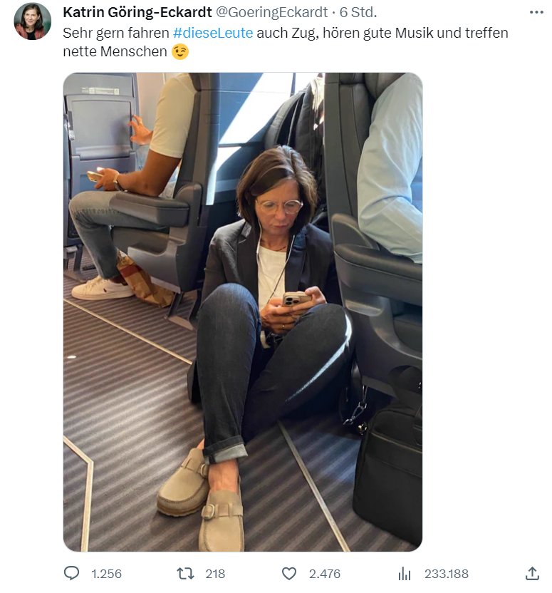 maternus's tweet photo. Wenn du eine 1.-Klasse-Dauerfahrkarte hast, dich aber fotogen in den Fluchtweg setzt, um deine Volksnähe zu beweisen, dann bist du von den grünen Tugendgockeln.
#dieseLeute https://t.co/w6GtxwwA2K