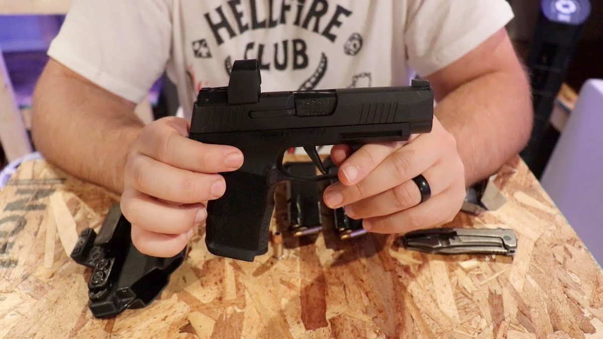 edcfinds's tweet photo. Streamlined EDC Configuration - Opting for Sig Sauer P365 XL | Efficient Carry Choice #flashlight #knifephotography #survival #handdump #knifestagram https://t.co/hlbT5HXd6F https://t.co/uIx9kqlO42