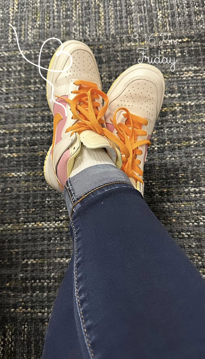 TheMrsPugh's tweet photo. #TeacherSneakers #KOTD #DunksOnDeck #Nike @Nike #TeachersOfTwitter #PublicSchoolProud #FirstGradeTeacher https://t.co/UzYaqlhP5H