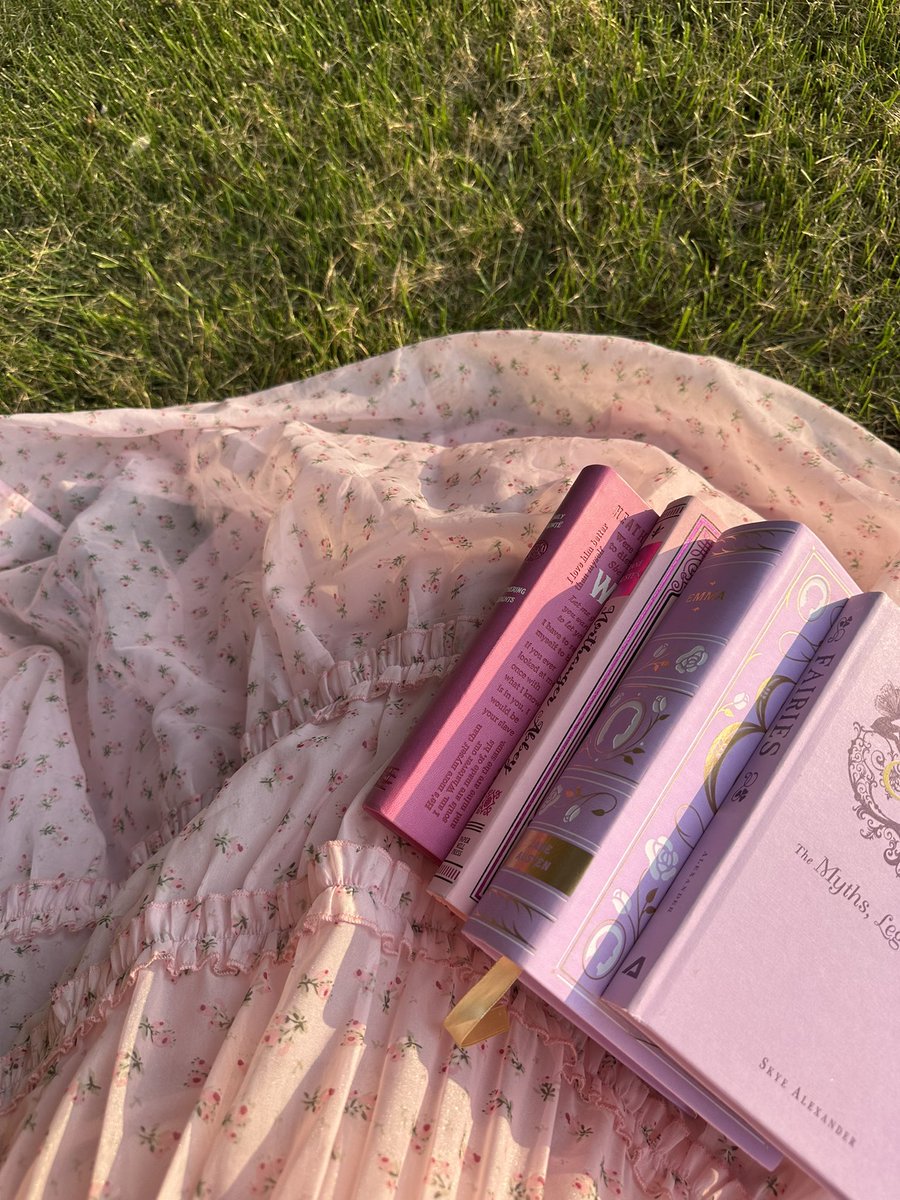 GIVEAWAY 📖

I will choose 1 person to receive a book of their choice. Just like, retweet &amp;follow (I do this bc it makes it much easier to reach the winner when they get picked). 

I’ll choose someone on September 29th…I’ll be doing giveaways like this one throughout this year!