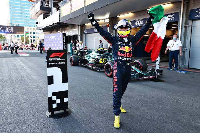 F1Katt's tweet photo. FELICES 250 GP @SChecoPerez  ❤️

250 Grandes Premios
14 compañeros
13 temporadas
5 constructores
6 motoristas
13 modelos
6 victorias (2.41 %)
3 pole positions (1.20 %)
11 vueltas rápidas (4.42 %)
34 pódiums (13.65 %)
31 abandonos (12.45 %)
1 420 puntos
380 vueltas lideradas
1 968 km liderados
13 855 vueltas recorridas
70 169 km recorridos