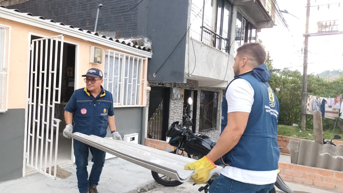 Gob_Risaralda's tweet photo. 🙏 Las familias de #Pereira y #Dosquebradas que resultaron damnificadas por el vendaval de las últimas horas recibieron ayudas de nuestra administración #SentimientoDeTodos.

🏠Donamos tejas para reparar las más de 100 viviendas que resultaron afectadas.

#CDGRD https://t.co/F8VYpaF9O4