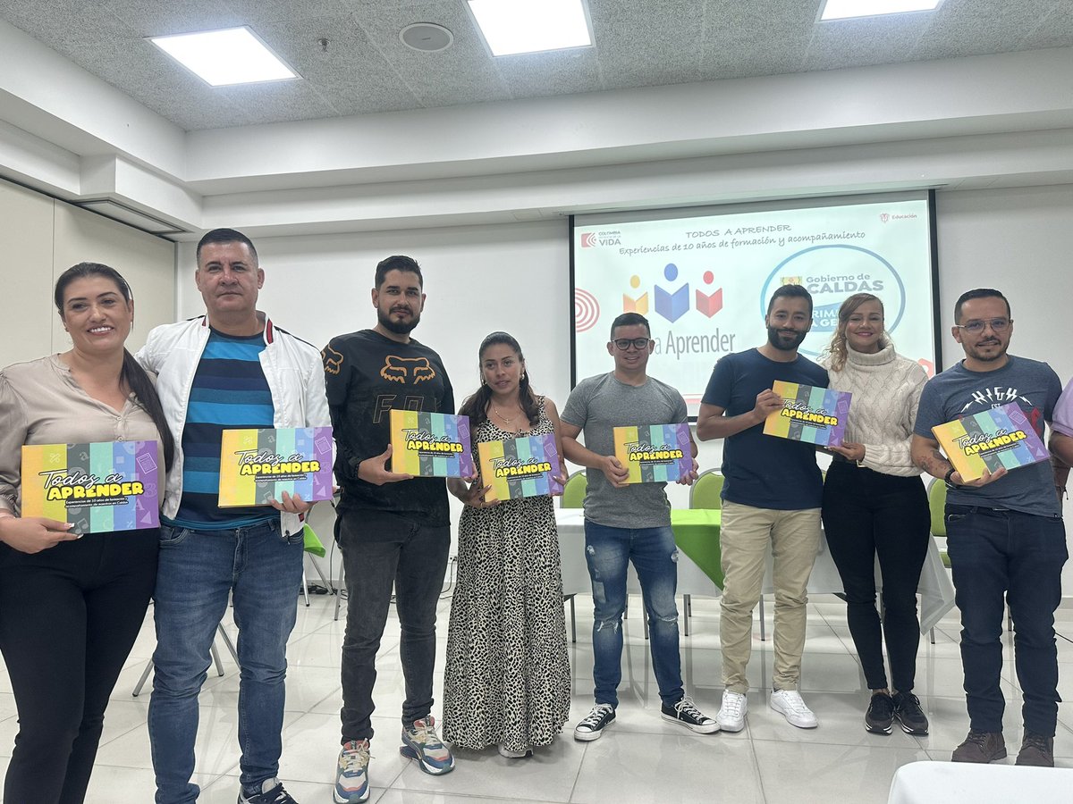 Daz4Grace's tweet photo. En el marco de #FormaciónPTAEjeCafetero se realizó el lanzamiento del libro“ Todos a Aprender: experiencias de 10 años de formación y acompañamiento de maestros en Caldas” @Mineducacion @PTA_Colombia @fredycamps https://t.co/hDurXrhjEp