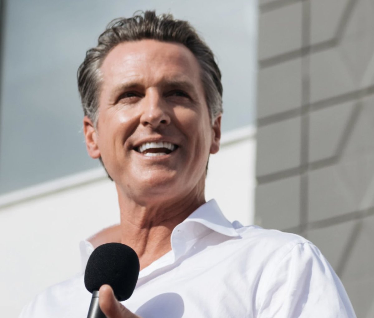 CalltoActivism's tweet photo. 🚨🚨🚨BREAKING: Gavin Newsom announces that California will become the FIRST state in the nation to officially propose an Amendment to the United States Constitution to end the nation’s gun violence crisis.

California will offer four widely supported gun safety measures:

1) Raising the minimum age to purchase a gun to 21

2) Universal background checks

3) A reasonable waiting period for gun purchases

4) Banning civilian purchases of assault weapons

Smash the heart if you agree every state in the union should approve this! 💙

It’s time for Congress to act!