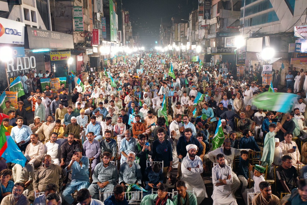 JIPOfficial's tweet photo. فیصل آباد - پیٹرول کی قیمت اور بجلی بلوں میں ظالمانہ اضافے اور بڑھتی ہوئی مہنگائی کے خلاف گھنٹہ گھر چوک پر گرینڈ یوتھ کنونشن کے مناظر، ہزاروں کی تعداد میں نوجوان شریک ہیں
#JIPowerShow_Fsd
#PetrolDieselPrice https://t.co/3kBOhNUh1z