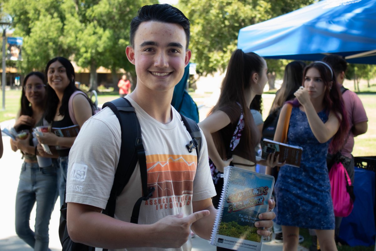 ASI_CSUSB's tweet photo. 📷Planner distribution recap📷 

We had a lovely time seeing the beautiful faces of you all and hope you enjoy using your planners!❤️ 
Put them to good use. Or else the admin will come steal them from your homes.😈  

#csusb #asicsusb https://t.co/A8yBjKwBkV
