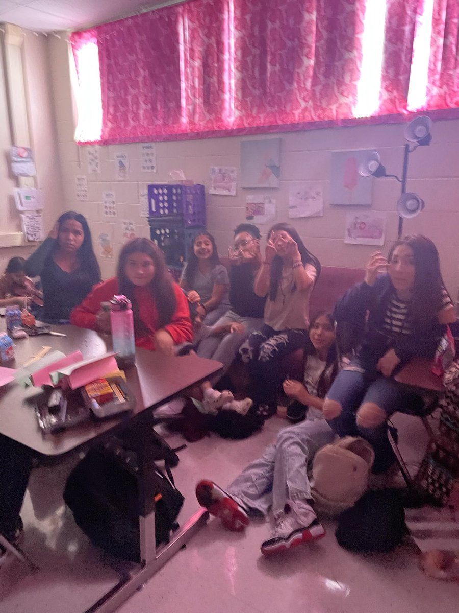 MsNavarro0's tweet image. So proud of our Jordan Jaguars for making a bad situation good! We couldn’t have survived this without their positive attitudes. #TeamJordan #7thELA #Jaguars #PositiveEnergy