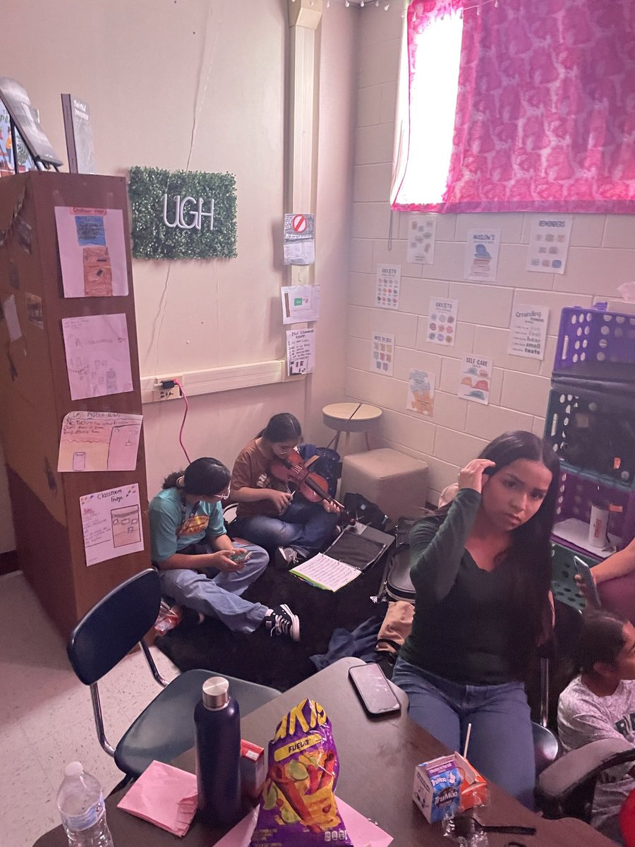 MsNavarro0's tweet image. So proud of our Jordan Jaguars for making a bad situation good! We couldn’t have survived this without their positive attitudes. #TeamJordan #7thELA #Jaguars #PositiveEnergy