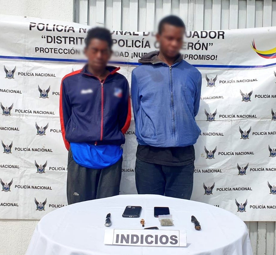 PoliciaEcZona9's tweet image. EN FLAGRANCIA 

Aprehendimos a 2 ciudadanos, presuntos implicados en el delito de robo a personas con arma blanca, en el sector de Carapungo #UIO.

👉 Recuperamos lo sustraído

#NuestroTrabajoContinúa