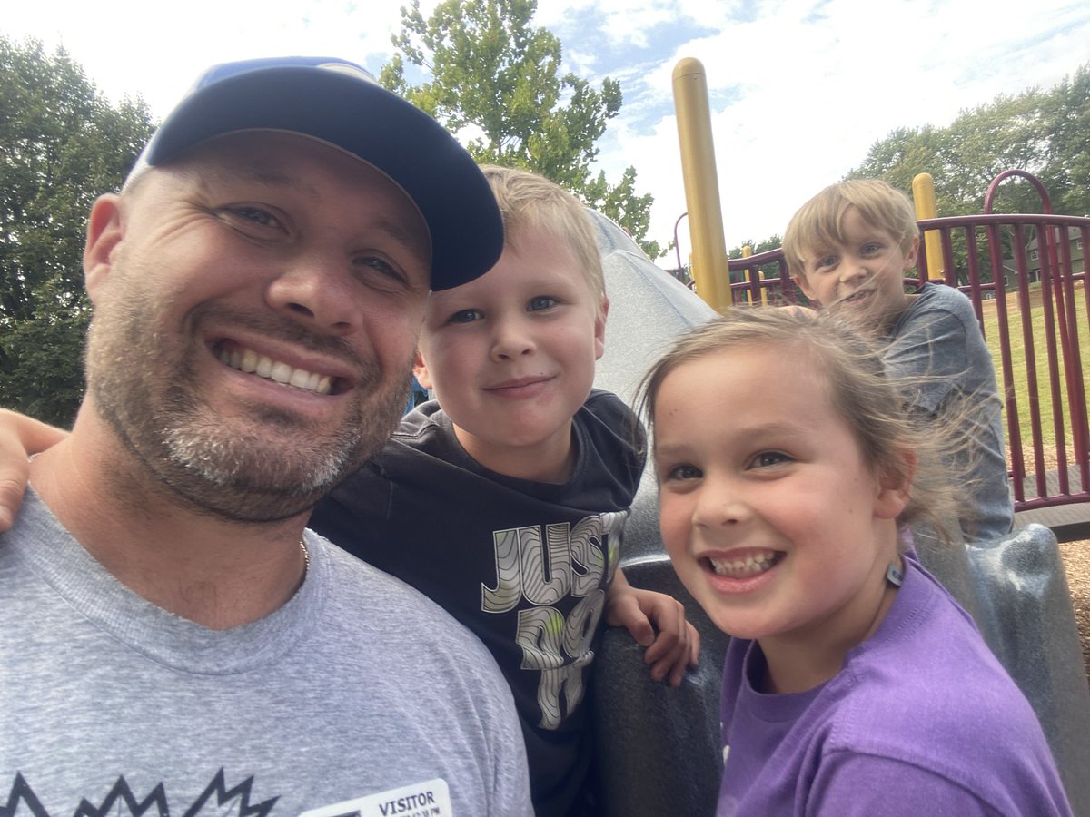 Lunch &amp; Recess with the twins #BubbyBoy #LydiaTheLion #KindergartenTwins