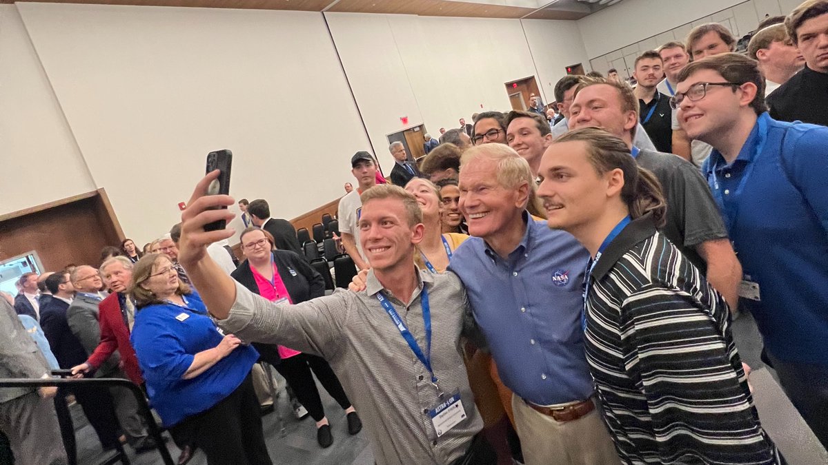 SenBillNelson's tweet photo. Grateful for the leadership of @RepHalRogers that is driving innovation in Southern and Eastern Kentucky! Today, I saw firsthand the work @moreheadstate students are doing that is contributing to space science and @NASA missions. https://t.co/3asWR1Brxc