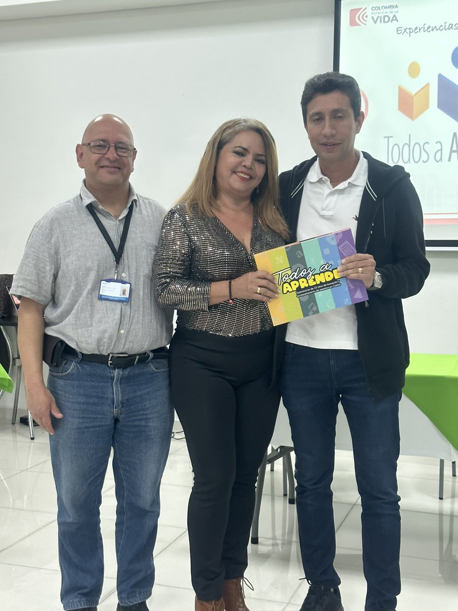 Daz4Grace's tweet photo. Agradezco al formador @fredycamps y a los líderes de @EducacionCaldas Carlos Calderón y César Benítez por apoyar este proceso de construcción. https://t.co/7APP6xg1hK