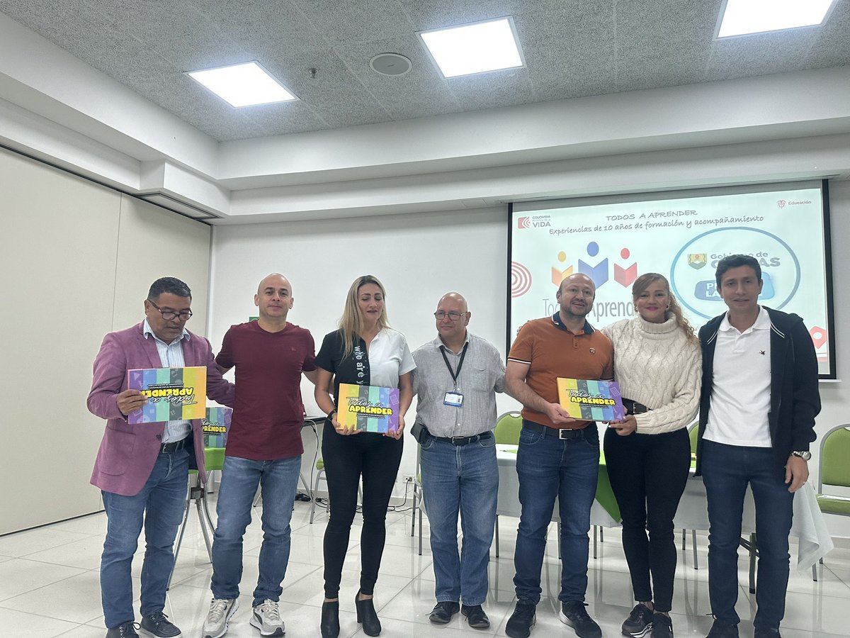 Daz4Grace's tweet photo. Agradezco al formador @fredycamps y a los líderes de @EducacionCaldas Carlos Calderón y César Benítez por apoyar este proceso de construcción. https://t.co/7APP6xg1hK