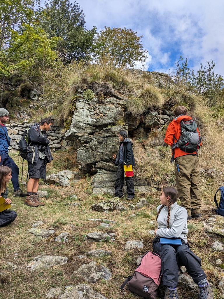 Catriona Menzies (@catrionadm) on Twitter photo Today <a href="/DurUniEarthSci/">Durham Earth Science</a> ventured further into the Alpine Orogen and found some oceanic lithosphere that had been subducted to ~100 km depth! We investigated lovely lawsonite blueschist pillows & serpentinite with roddingised pods.
#fieldwork #blueschist #serpentinite #lawsonite Today <a href="/DurUniEarthSci/">Durham Earth Science</a> ventured further into the Alpine Orogen and found some oceanic lithosphere that had been subducted to ~100 km depth! We investigated lovely lawsonite blueschist pillows & serpentinite with roddingised pods.
#fieldwork #blueschist #serpentinite #lawsonite