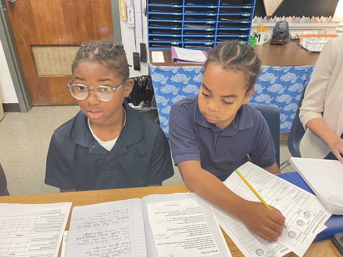 GHSPrincipal's tweet image. Dr. Rosenthal came by and enjoyed our 5th graders sharing Where I’m From poems.  #providingactivespecificfeedback #studentwriting @JCPSZone3AS  @GreathouseLions