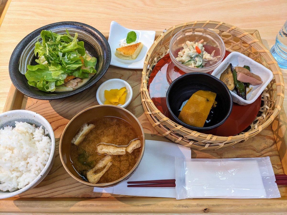 母がいた施設の片付けをしました。

帰りに地元のとれたての食材で作られる「とれたてランチ」を頂きました。優しい味でした。

ひとつひとつ片付く毎に記憶が膨らんでいきます。