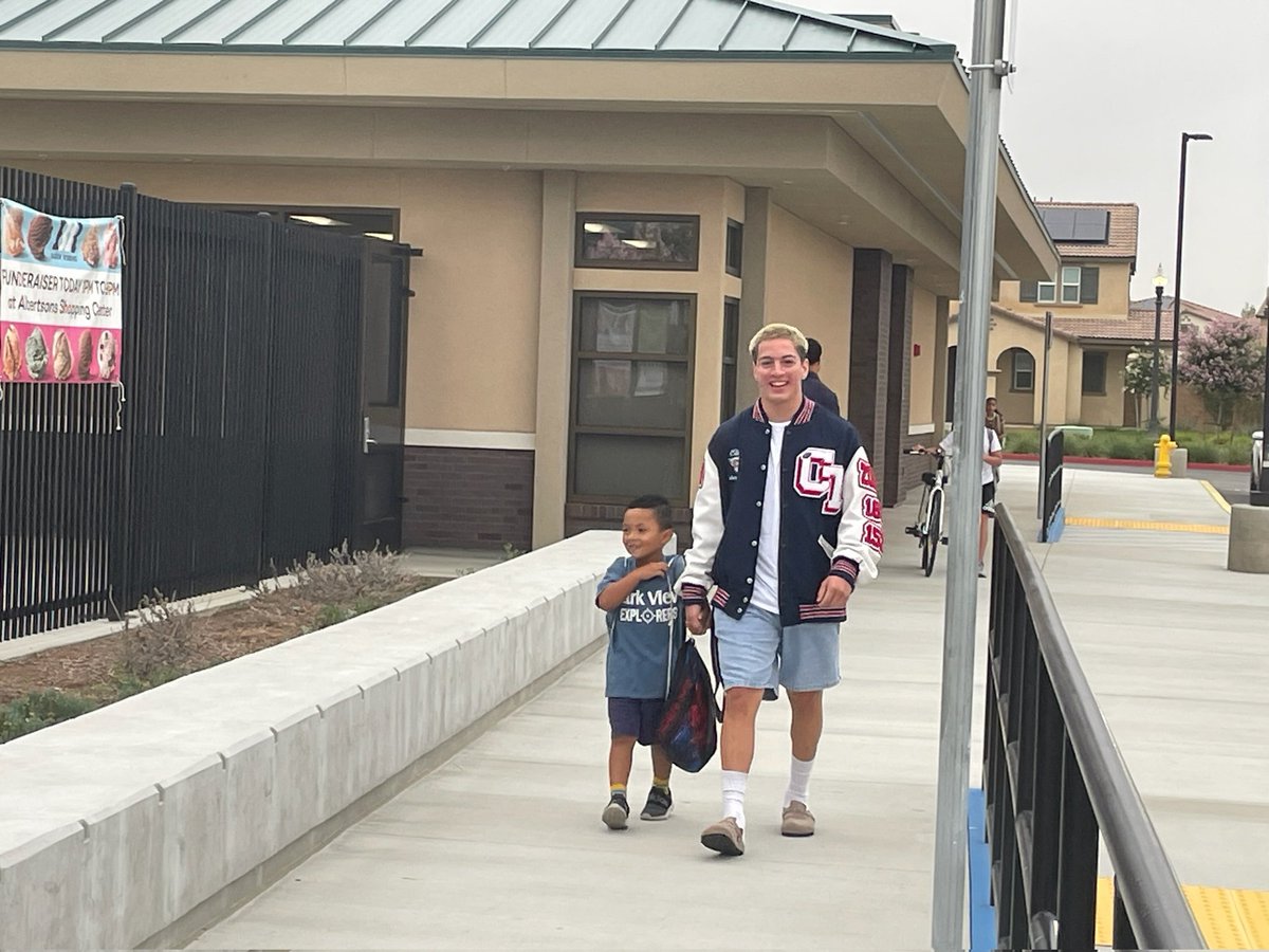 A huge shout out to our student-athletes who spent their morning greeting and escourting Parkview Elementary students to their class. True definition of  giving back to the Ontario community!  Thank you to the Administration of Parkview Elementary to give us this opportunity!