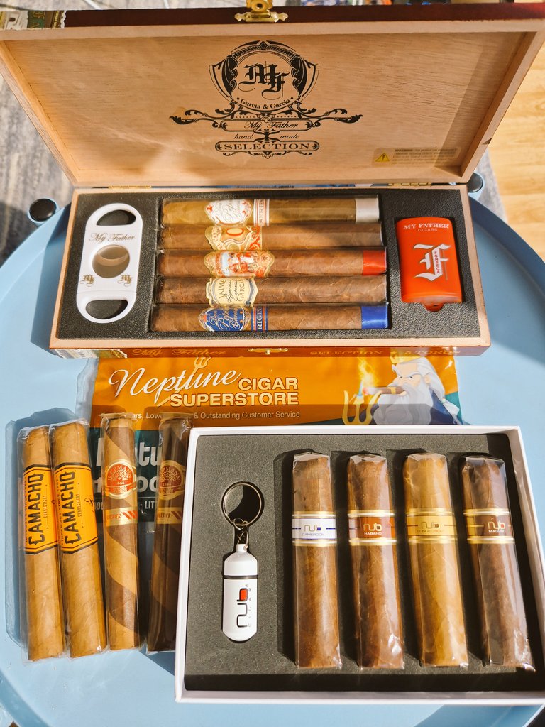 GeralltR's tweet photo. @camachocigars @NeptuneCigars 
#cigarlife #botl a little treat 💨💨 https://t.co/AtguaCiohs