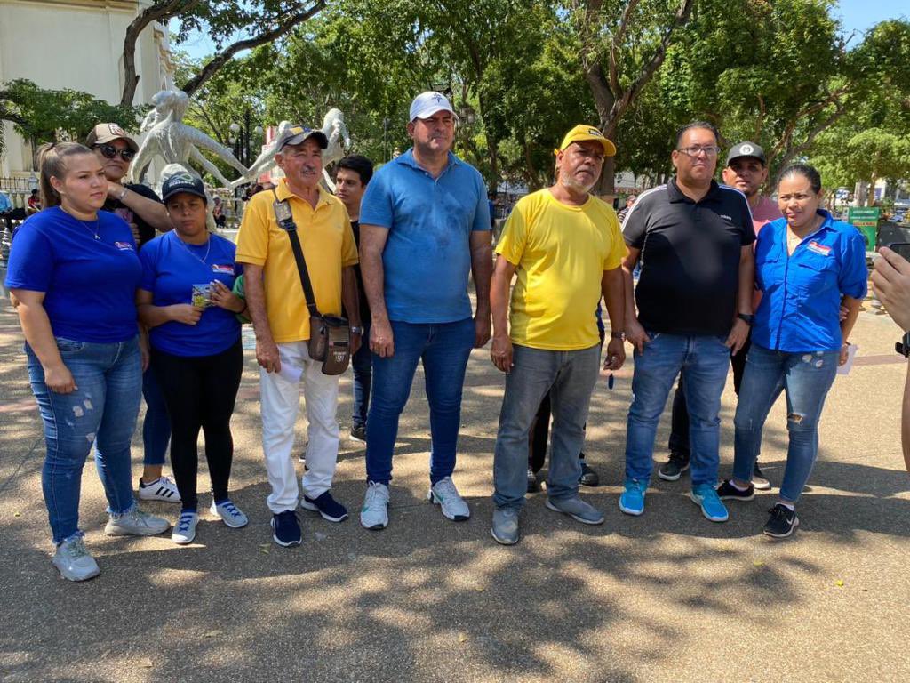 #16sep | (UNT) y (PJ) siguen desplegados en todo el municipio Mariño, en ésta oportunidad en la plaza Bolívar de Porlamar.

Llevando un mensaje único y de esperanza. En unidad juntos saldremos adelante, al lado del próximo presidente de la república, Henrique Capriles.