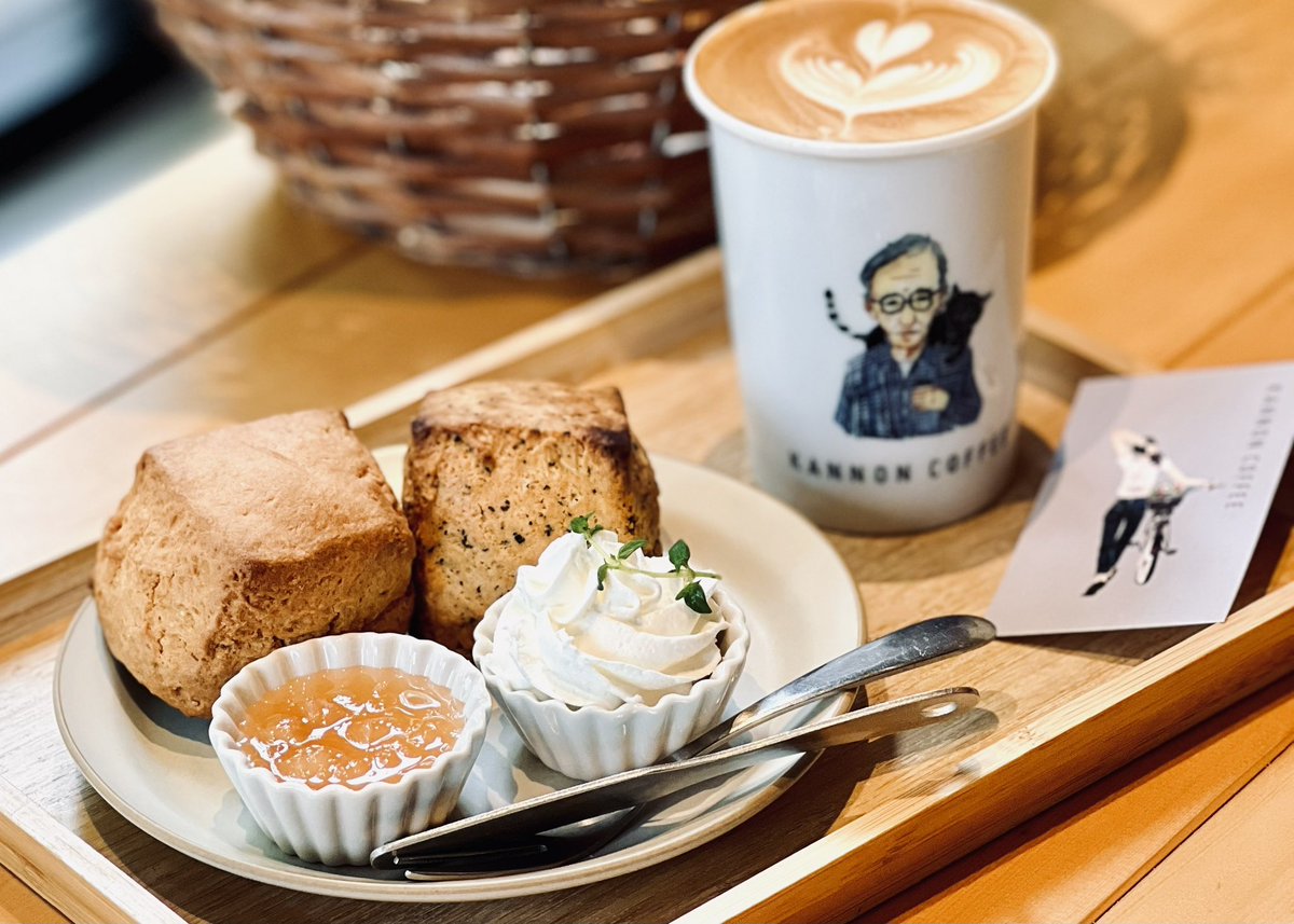 yellowfishmini's tweet photo. カフェラテにスコーンにジャム&amp;クリーム☁️スコーンの美味しさを教えてくれたカフェ。緑を眺めながら、しあわせなモーニング🍃
#goodmorning #日常 #���フェ巡り https://t.co/3D59I2mNqK