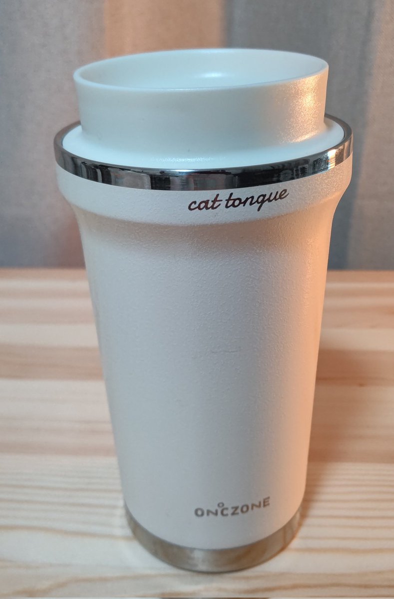 JoyVivalonen's tweet photo. ドウシシャの猫舌専科タンブラーで白湯を飲んだ。
沸騰した熱湯が数分でギリギリ飲める温度まで下がるのは思いの外便利。
半信半疑だったけれど、買って良かった。
#猫舌専科
#ONZS320 https://t.co/emoFLFUL7O