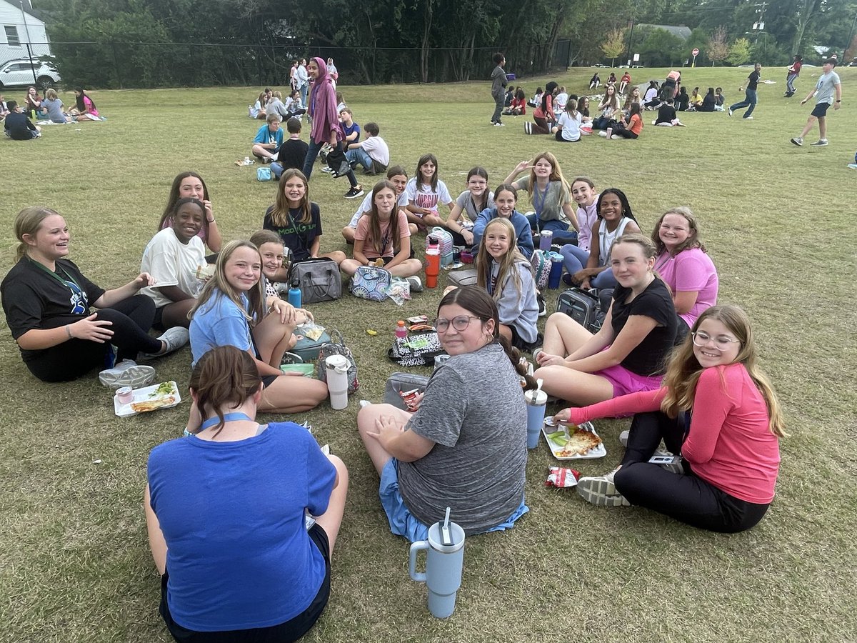 EastSamford's tweet photo. Outside lunch fun! #essrocks https://t.co/L6cAwhWak7