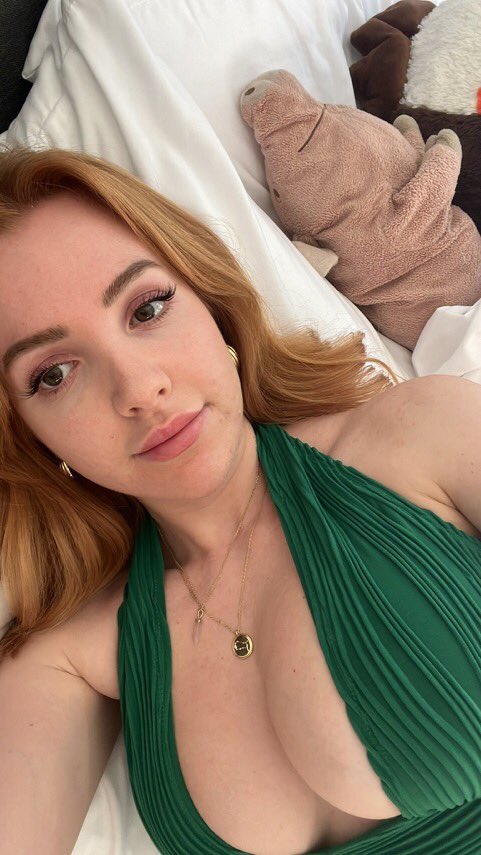 jonesscarlet182's tweet photo. Who would wanna replace the pig on my bed 😉❤️ https://t.co/X2IEpdC432