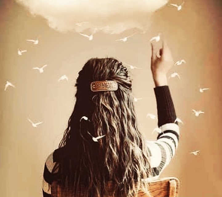 🕊️
گيسوانت را به من بسپار، ميخواهم آواز تاب داري بخوانم كه سايه بيفتد بر وطنم ؛
كه ببارد بر دانه اي، 
كه مثل دلم در عمق اين جهنم سوزان نهان است…

#من_يك_زنم 
#به_نام_زن
#زن
#زن_زندگي_آزادي 
#مهسا_امينی‌