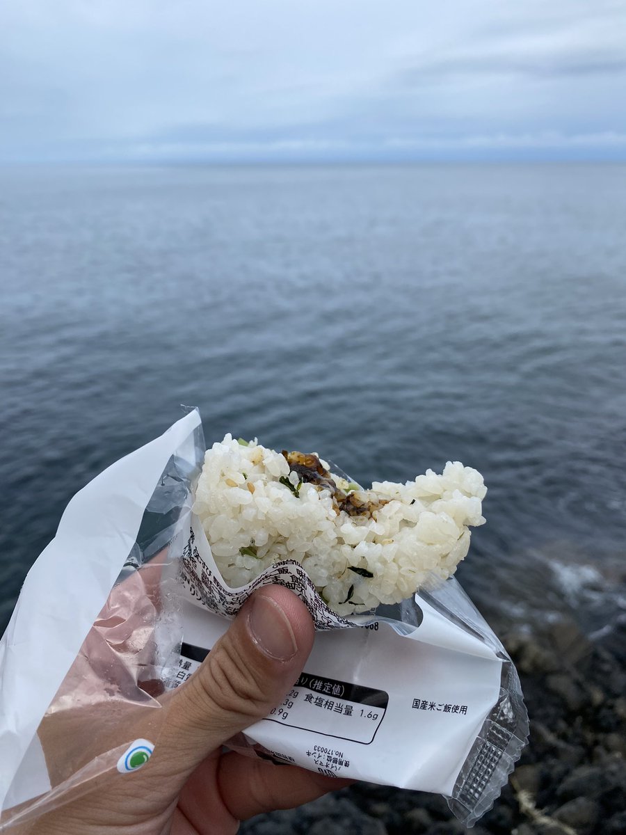 5l_91's tweet photo. 海を見ながら食べるおにぎりは最高だぜ https://t.co/LtI4tXPyTW