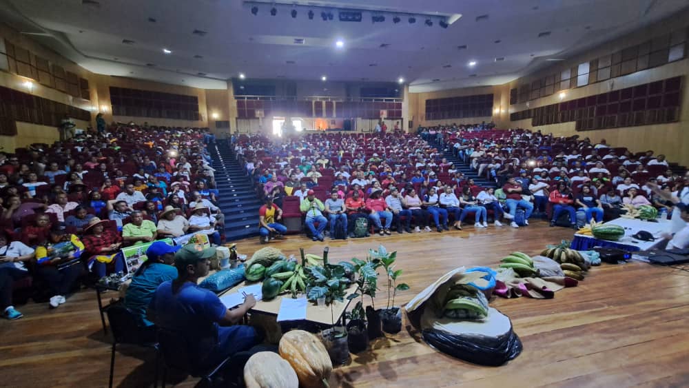 Finalizo el congreso campesino capítulo Anzoátegui con la participación de 645 Campesinas, campesinos y agrourbanos.

<a href="/NicolasMaduro/">Nicolás Maduro</a> <a href="/dcabellor/">Diosdado Cabello R</a>
@partidoPSUV <a href="/jorgerpsuv/">Jorge Rodríguez</a>
<a href="/luismarcanos/">Luis Marcano</a> <a href="/pinfantea/">Pedro Infante A.</a>
@mercedess_PSUV <a href="/BucanGilberto/">BucanGilberto</a>
<a href="/Ingridcortezg/">INGRID CORTEZ</a> <a href="/anyerhenriquezm/">Anyer Henríquez Medina</a>