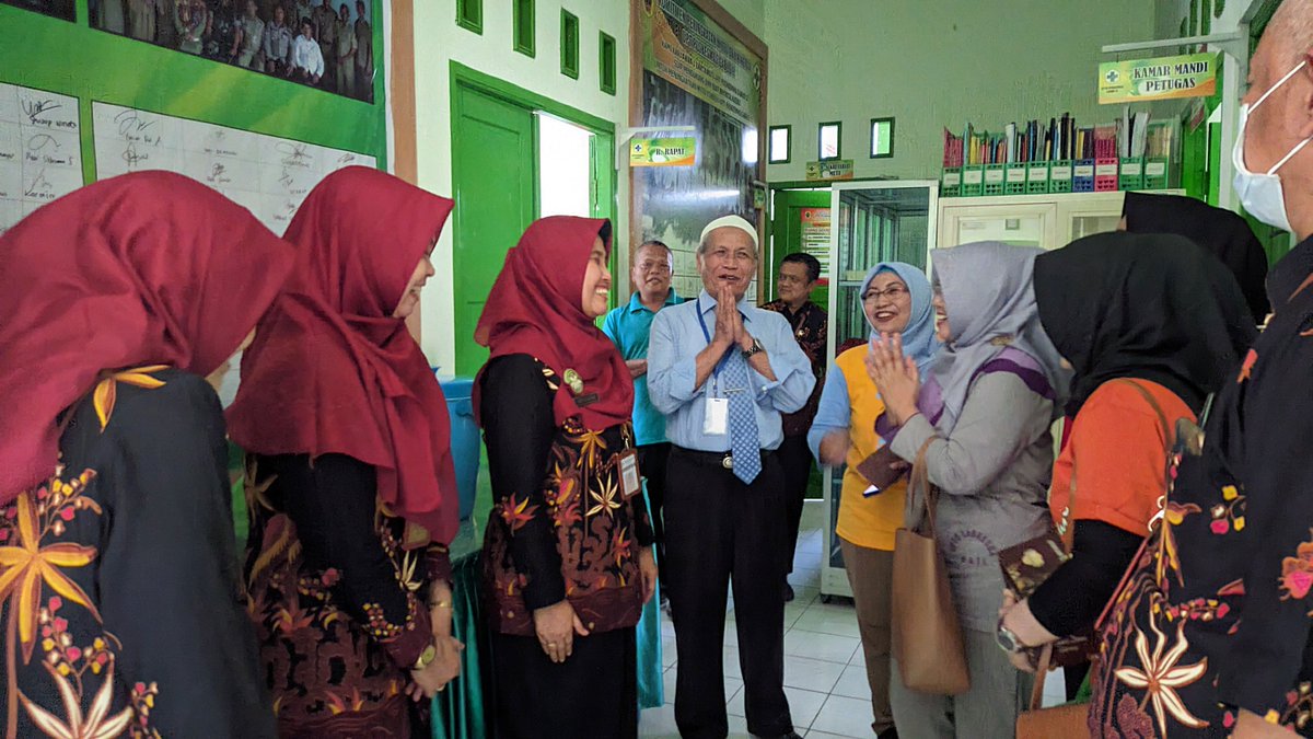 dinkespati's tweet photo. Jumat (15/9) Kadinkes Pati, dr. Aviani Tritanti Venusia, MM, mengadakan kunjungan Re-Akreditasi Puskesmas Gabus II. Dalam sambutannya, Kadinkes berharap dgn adanya Re-Akreditasi ini bisa meningkatkan kualitas pelayanan kesehatan Puskesmas Gabus II kepada masyarakat. https://t.co/NupymEL9yx