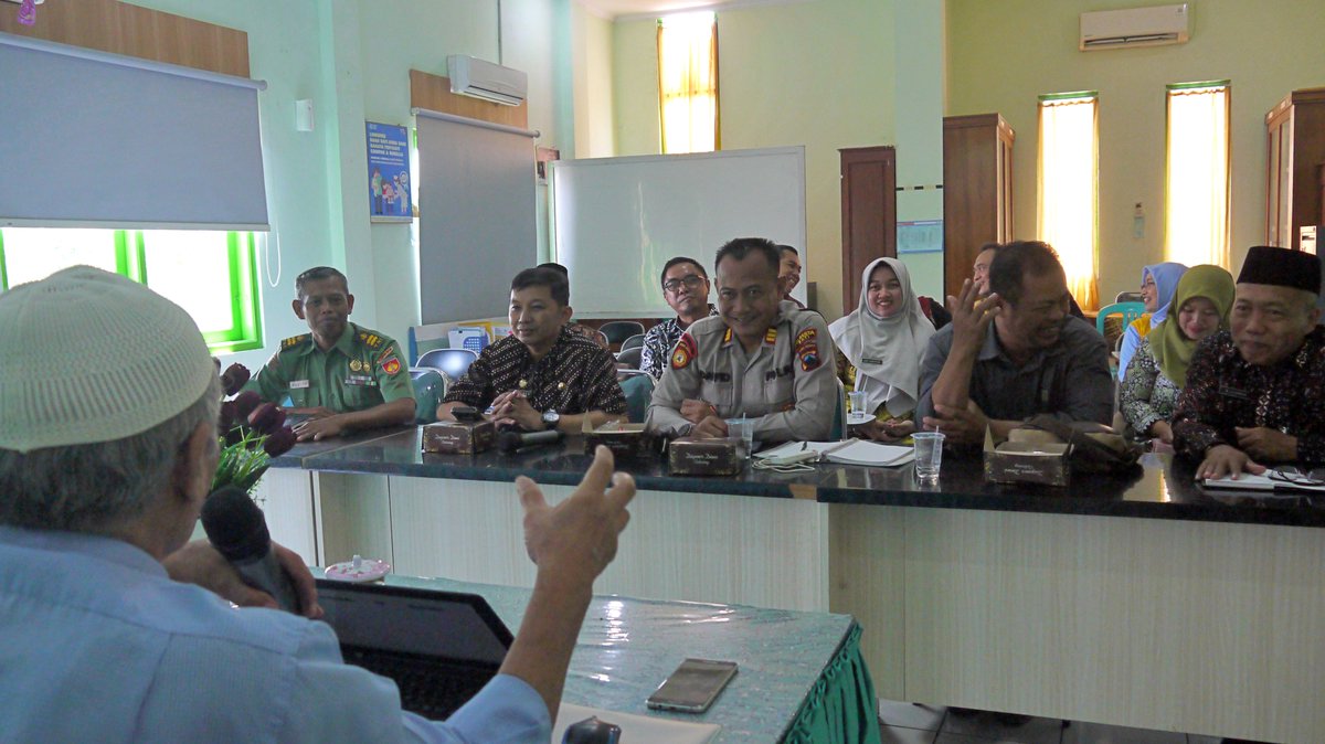 dinkespati's tweet photo. Jumat (15/9) Kadinkes Pati, dr. Aviani Tritanti Venusia, MM, mengadakan kunjungan Re-Akreditasi Puskesmas Gabus II. Dalam sambutannya, Kadinkes berharap dgn adanya Re-Akreditasi ini bisa meningkatkan kualitas pelayanan kesehatan Puskesmas Gabus II kepada masyarakat. https://t.co/NupymEL9yx