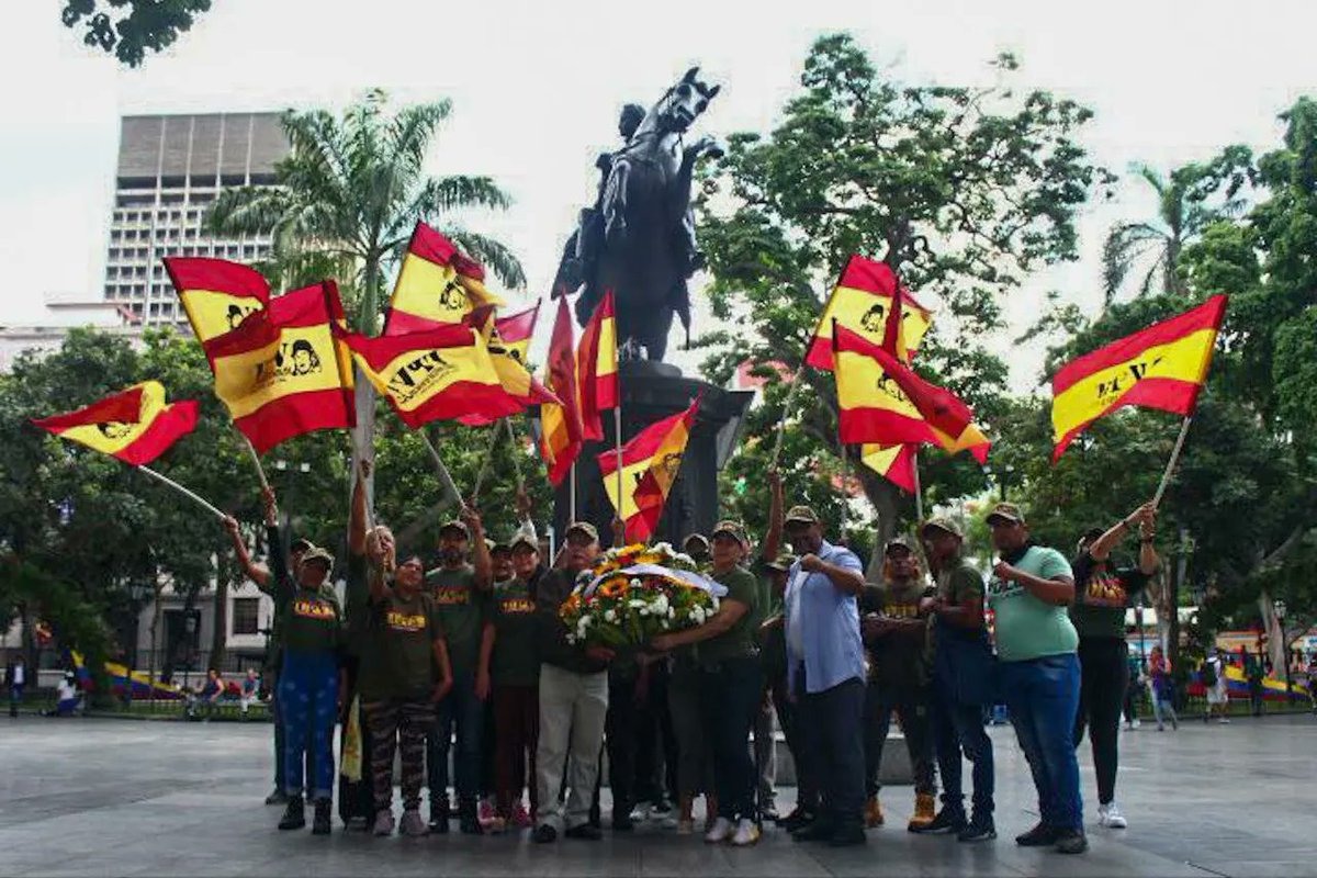 #EnFotos🎥| Desde la plaza Bolivar, la UPV rindió honores ante el Padre de la Patria, Simón Bolívar, esto a propósito de los 20 años de fundación del partido.

#VenezuelaYArgeliaAmigasSiempre #15Sep #FelizViernes 

 .<a href="/NicolasMaduro/">Nicolás Maduro</a> <a href="/delcyrodriguezv/">Delcy Rodríguez</a> <a href="/dcabellor/">Diosdado Cabello R</a>