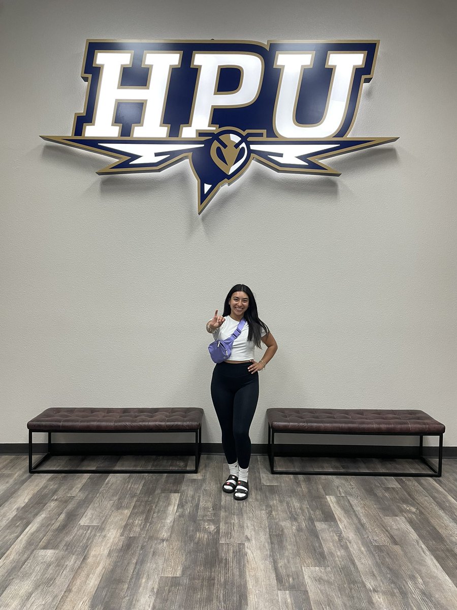 TaliyahNicoleM's tweet photo. After an amazing visit I was blessed to revive my first offer from @HPUsoftball today! Thank y’all so much for having me. #stingem #thunderstixklaus #blessed @Warren_Softball https://t.co/dZVuob328T